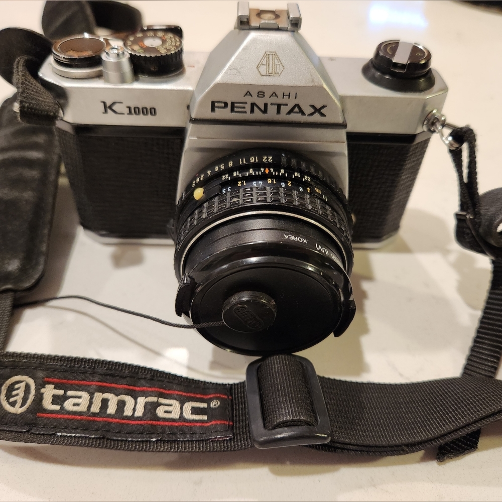 Pentax K1000 35mm SLR FILM camera w 50mm Pentax lens and Pro TAMRAC strap